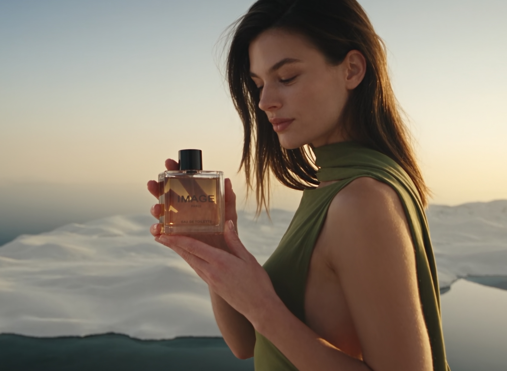 Wizualizacja reklamowa AI przedstawiająca produkt w kreatywnej scenografii.